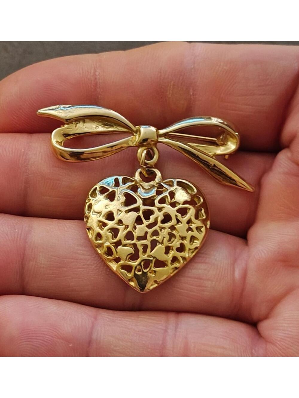 80s Gold Tone Ribbon Bow Brooch With a Dangling Openwork Filigree Heart Pendant